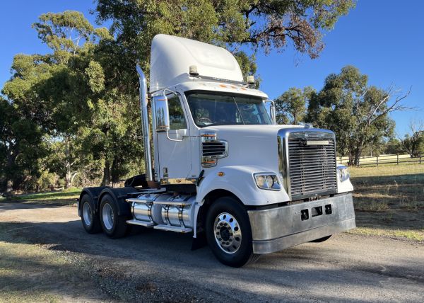 2015 Freightliner CORONADO Prime Mover image