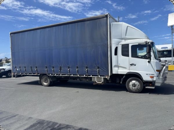 2015 UD MK11 250 Condor 4x2 Curtainsider image