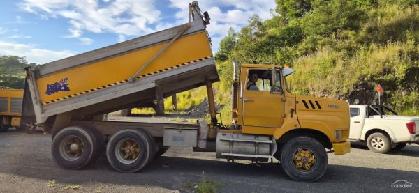 1989 Ford L9000 image