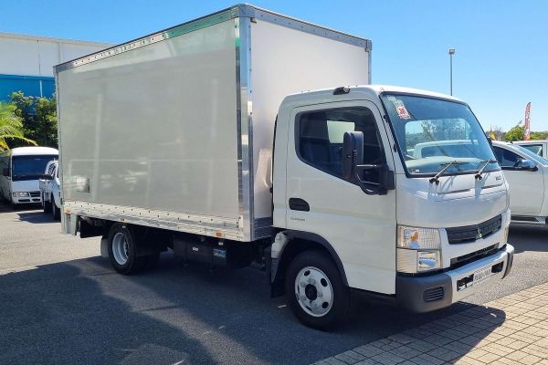2017 Fuso Canter 515 4x2 MWB image