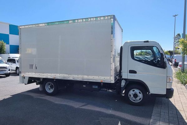 2017 Fuso Canter 515 4x2 MWB image