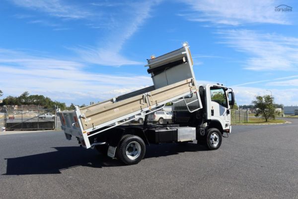 2018 Isuzu N Series NPS 75/45-155 4x4 image