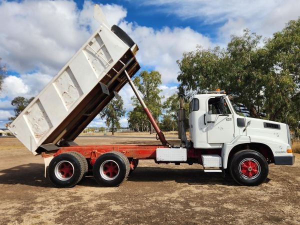 1990 VOLVO NL12 Dump Truck image