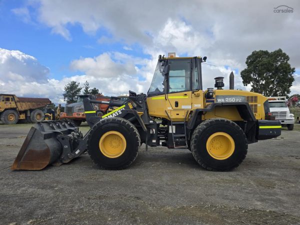 2017 Komatsu Wa250pz-6 Bucket Forks Jib image