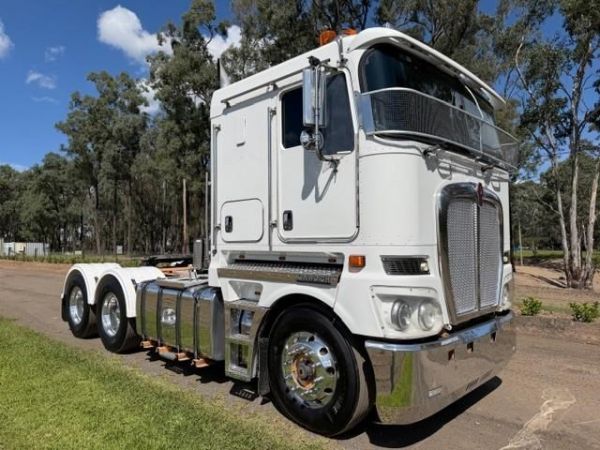 2013 KENWORTH K200 FLAT ROOF, CUMMINS E5 525HP, AUTO image