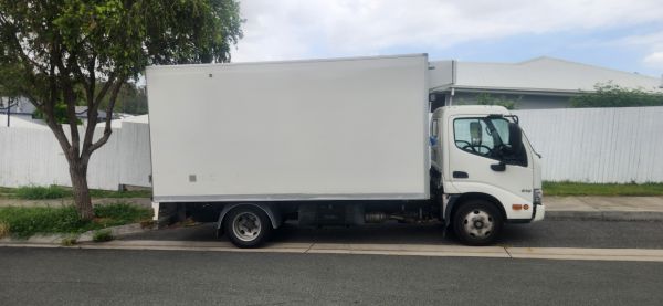 2019 Hino 616 CAR LICENCE PANTECH Refrigerated image