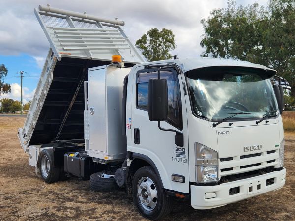 2014 ISUZU NPR300 Dump Truck image