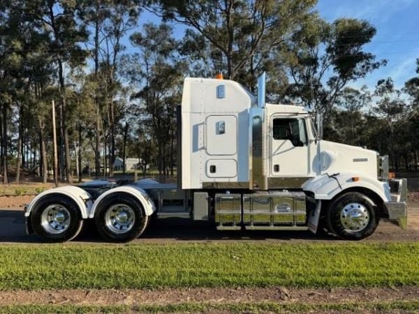 2017 KENWORTH T409 SAR 50INCH BUNK, CUMMINS X15, 0KMS ON CUMMINS REBUILD, 18SP image