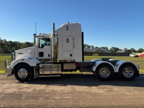 2017 KENWORTH T409 SAR 50INCH BUNK, CUMMINS X15, 0KMS ON CUMMINS REBUILD, 18SP image
