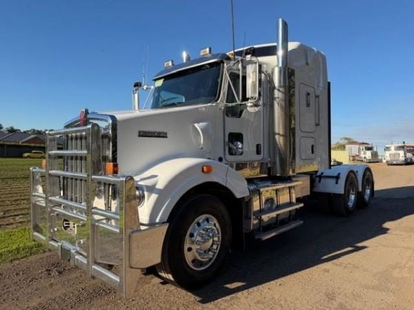 2017 KENWORTH T409 SAR 50INCH BUNK, CUMMINS X15, 0KMS ON CUMMINS REBUILD, 18SP image