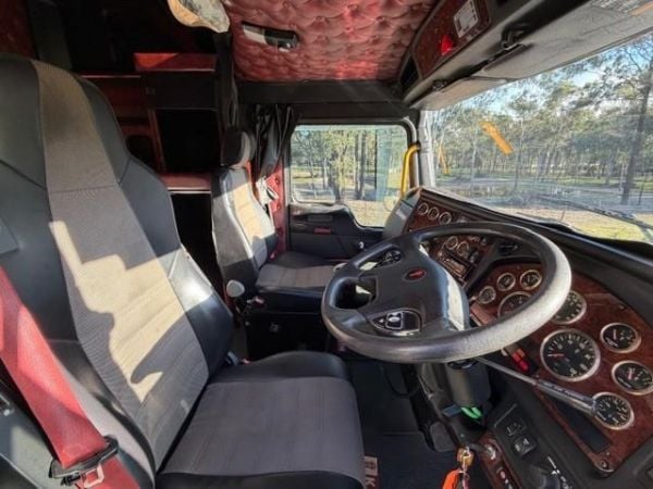2017 KENWORTH T409 SAR 50INCH BUNK, CUMMINS X15, 0KMS ON CUMMINS REBUILD, 18SP image