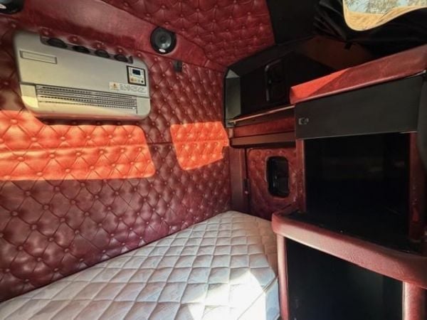 2017 KENWORTH T409 SAR 50INCH BUNK, CUMMINS X15, 0KMS ON CUMMINS REBUILD, 18SP image