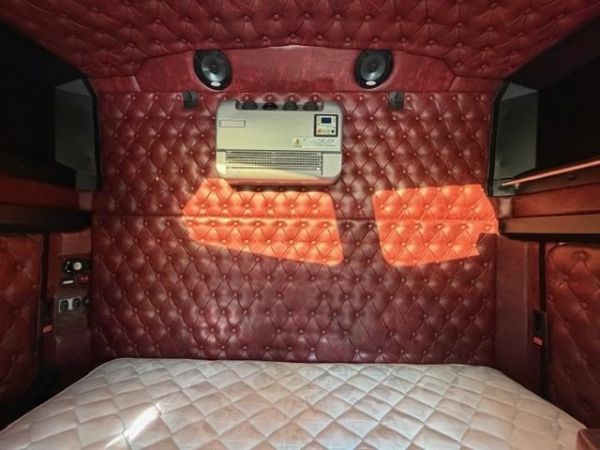 2017 KENWORTH T409 SAR 50INCH BUNK, CUMMINS X15, 0KMS ON CUMMINS REBUILD, 18SP image