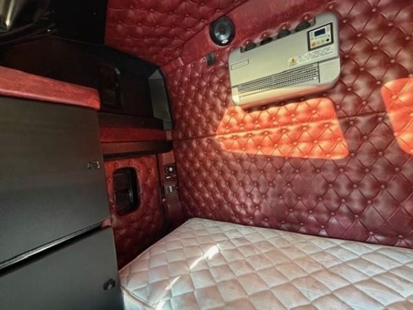 2017 KENWORTH T409 SAR 50INCH BUNK, CUMMINS X15, 0KMS ON CUMMINS REBUILD, 18SP image