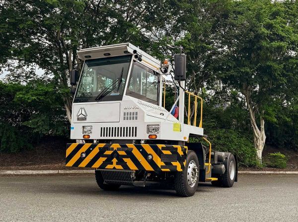 SITRAK HOVA 4x2 Terminal Tractor image