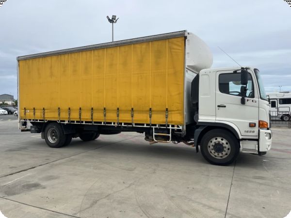 2018 Hino 500 FG 1628 4x2 Curtainsider image