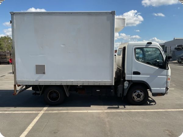 2014 Mitsubishi Fuso 4x2 Refrigerated Pantech image