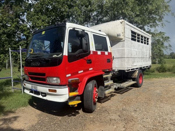 2002 Isuzu FTR 800 CREW CAB Cab Chassis image