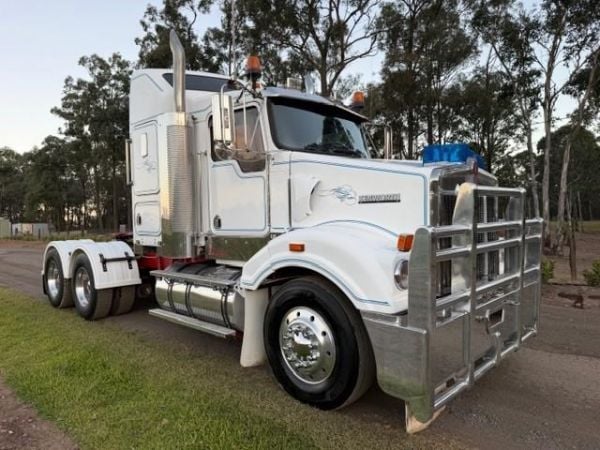2005 KENWORTH T404 SAR, CAT C15, ONLY 965K KMS, 18SP MANUAL image