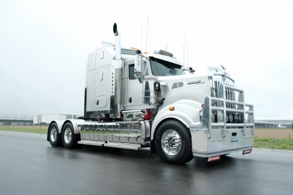 2017 Kenworth T909 image