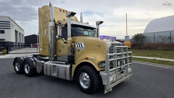 2015 Mack Trident image