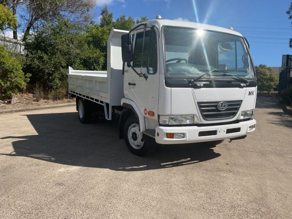 2009 UD MK5 Tipper 2009 Nissan UD MK5 image