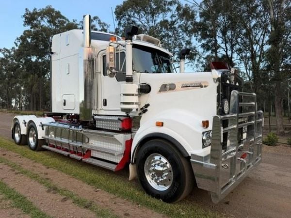 2017 KENWORTH T909 50-INCH BUNK, CUMMINS X15, ONLY 860K KMS, 18SP, 140T RATED image