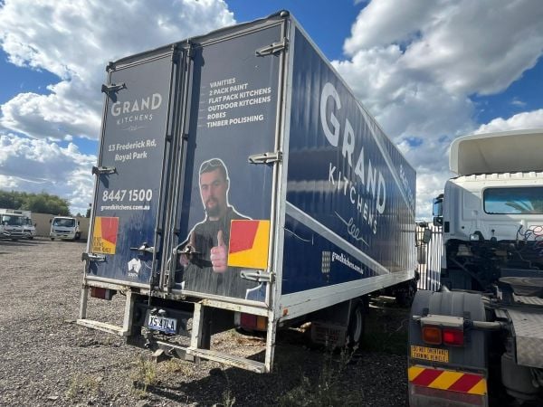 2007 ISUZU FRR550 Box Truck image