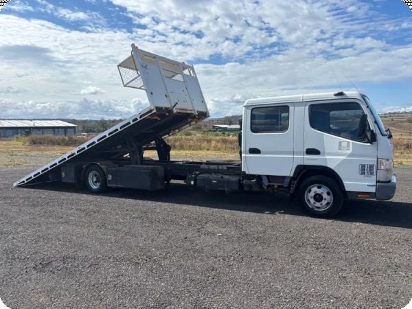 2016 Mitsubishi Fuso Canter 918 4x2 Tilt/Slide image