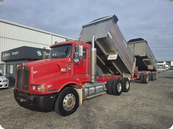 2009 Kenworth T402 6x4 Tipper to 2009 Kenworth T402 6x4 Tipper w/2009 Sloanebuilt Tri-Axle Tipper Dog Trailer image