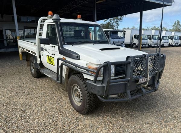 2016 Toyota Landcruiser Trayback Workmate image