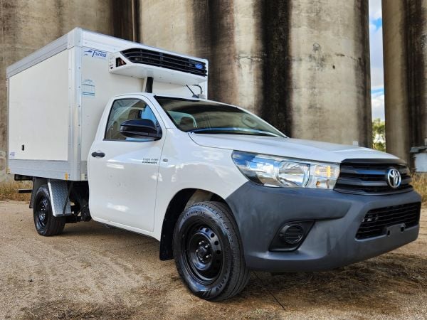 2017 TOYOTA HILUX SR Refrigerated image