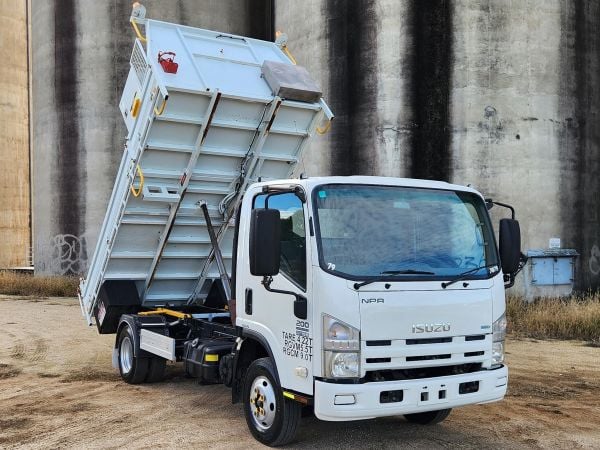 2012 ISUZU NPR200 Dump Truck image