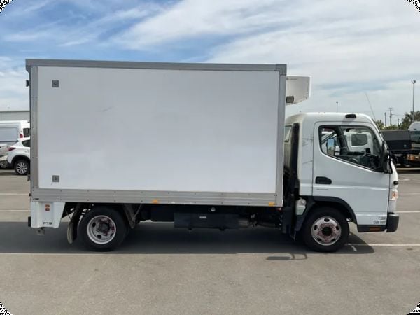 2021 Mitsubishi Fuso 4x2 Pantech image