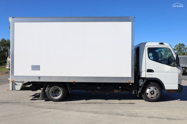 2021 Fuso Canter 515 Pantech with taillift image