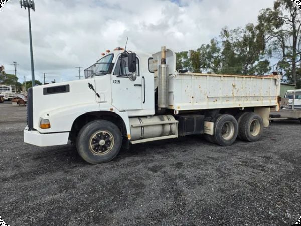 1995 Volvo NL12 6x4 Tipper image