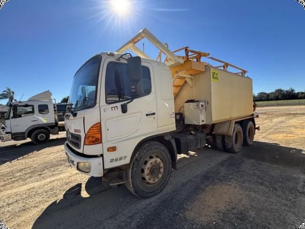 2010 Hino FM1J 6x4 Water Truck image