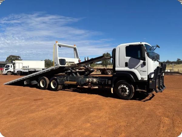 2020 Isuzu FH FXY 6x4 Tilt Tray image