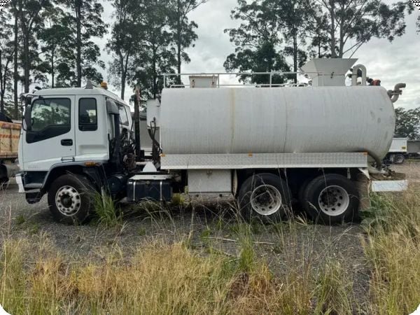 2002 Isuzu FY FVZ (6x4) Water Truck image