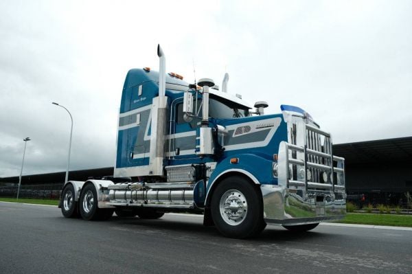 2019 Kenworth T909 image