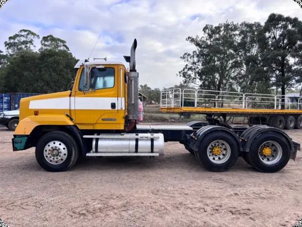 1995 Freightliner FL112 6x4 Prime Mover image