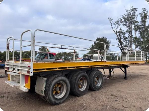 1980 Fruehauf 12.2 m Tri Axle Flat Deck Trailer image