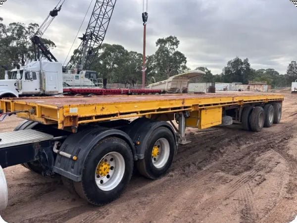 1980 Fruehauf 12.2 m Tri Axle Flat Deck Trailer image