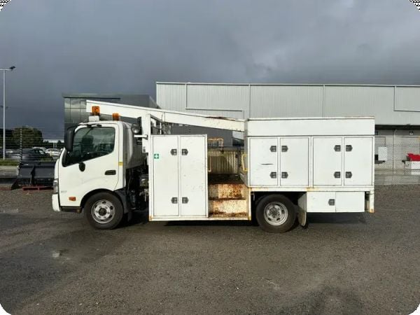 2013 Hino 300 917 4x2 Service Truck image