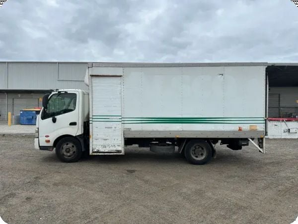 2012 Hino 300 917 4x2 Pantech image