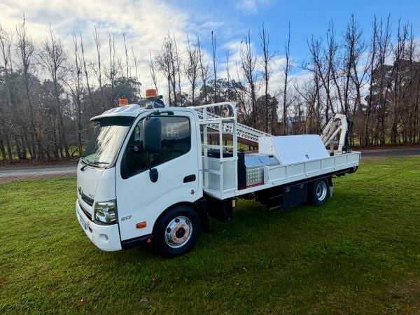 2015 Hino 917 - 300 Series Tray image