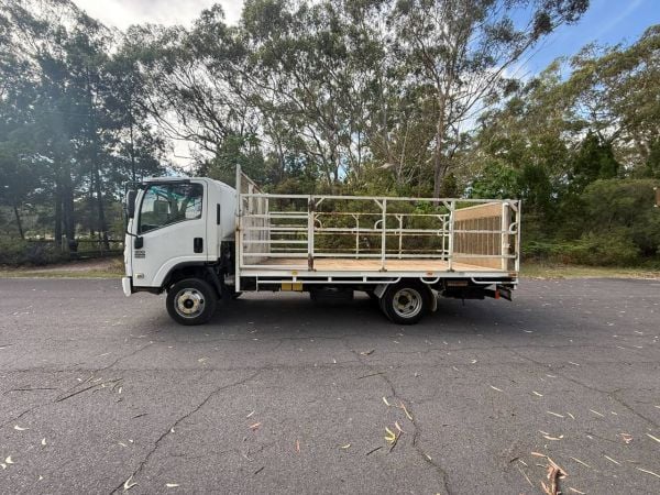 2009 Isuzu NPR 300 tailgate loader truck image