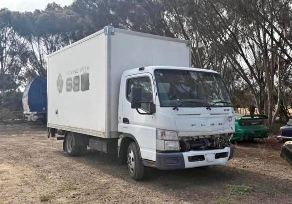 NOW WRECKING 2015 MITSUBISHI CANTER image