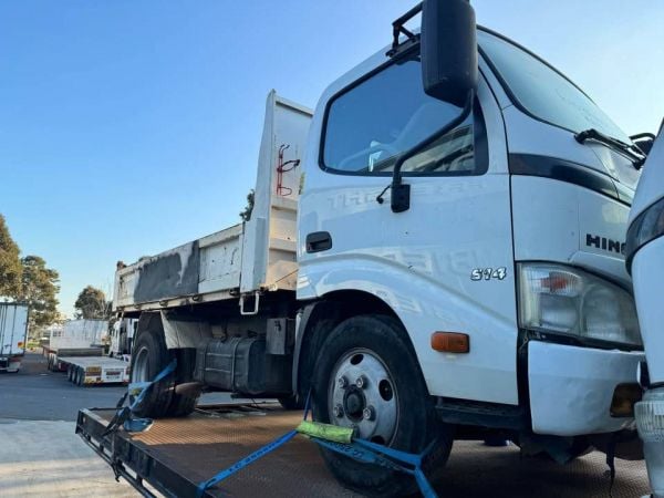 2011 Hino Tipper dutro 300 auto wrecking parts image