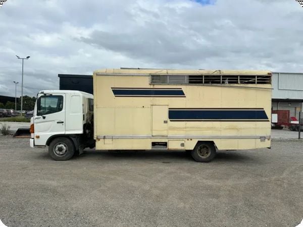 2004 Hino FD500 4x2 6 Berth Horse Float image